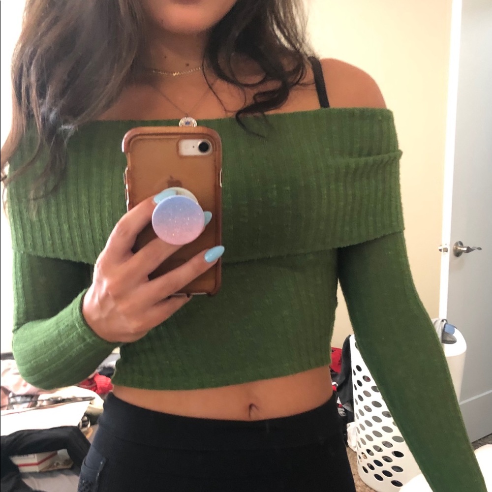 UO out from under green crop top